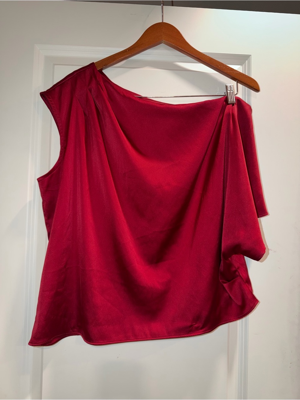 BOLD elements Satin One-Shoulder Top in Burgundy Red